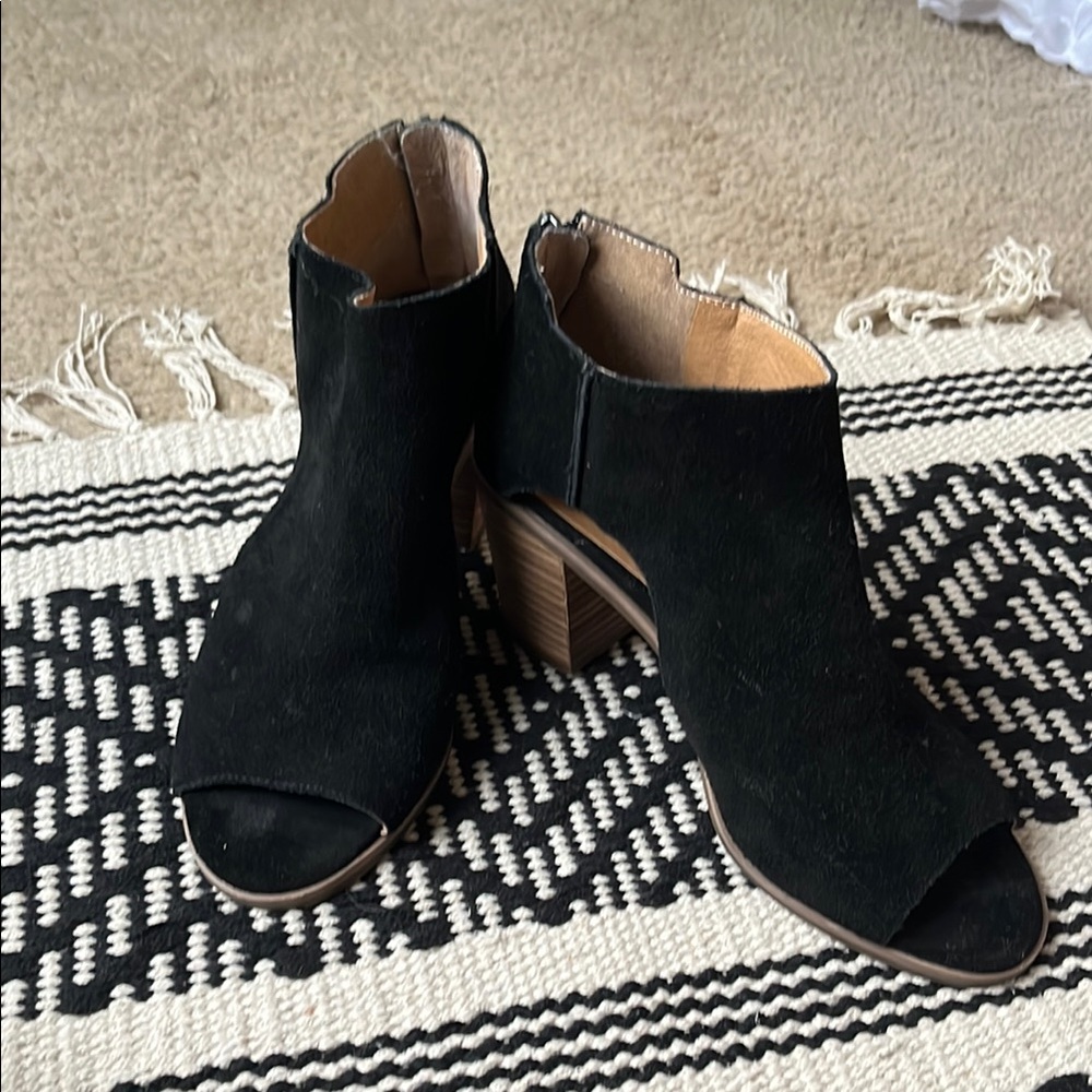 Lucky Brand Black Peep-Toe sandal